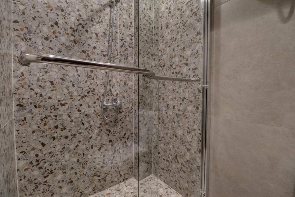 Town Square Apartment Приштина Экстерьер фото