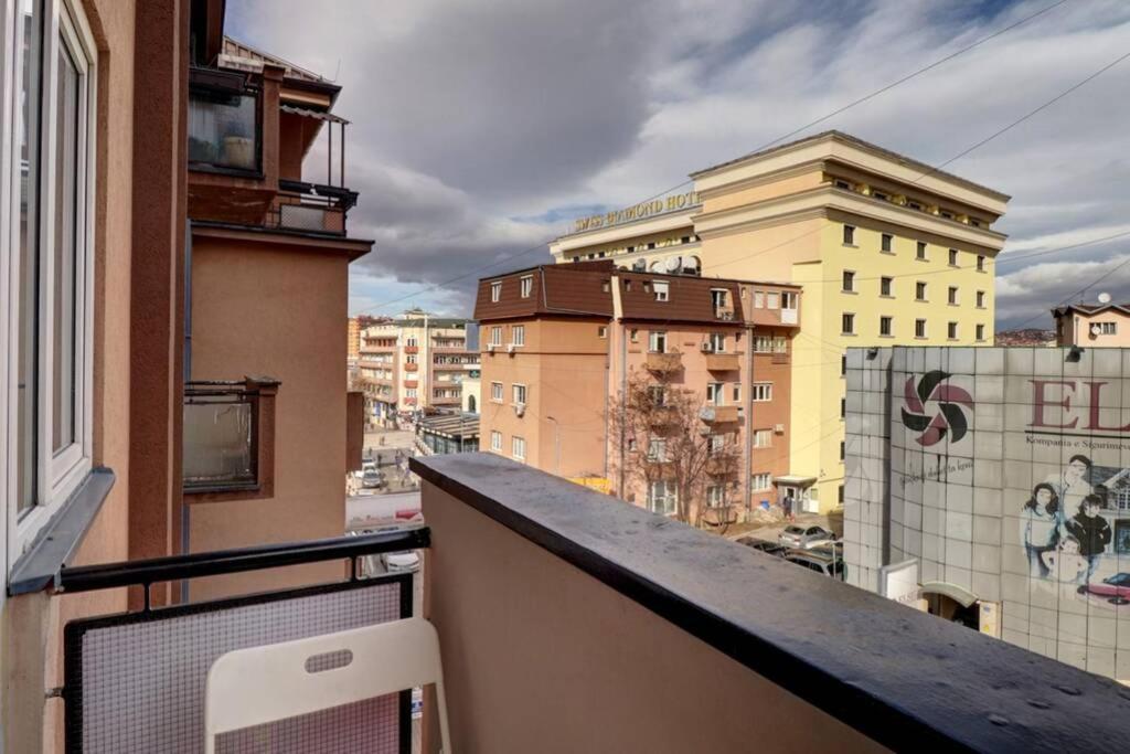 Town Square Apartment Приштина Экстерьер фото