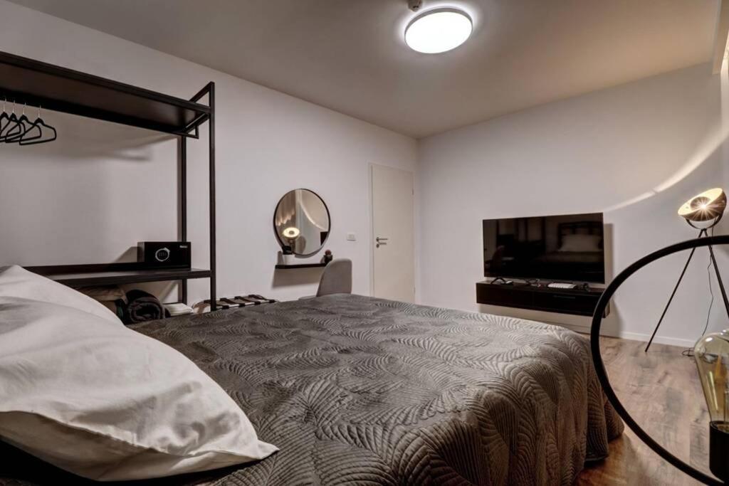 Town Square Apartment Приштина Экстерьер фото