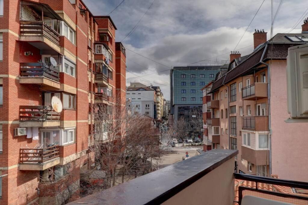 Town Square Apartment Приштина Экстерьер фото